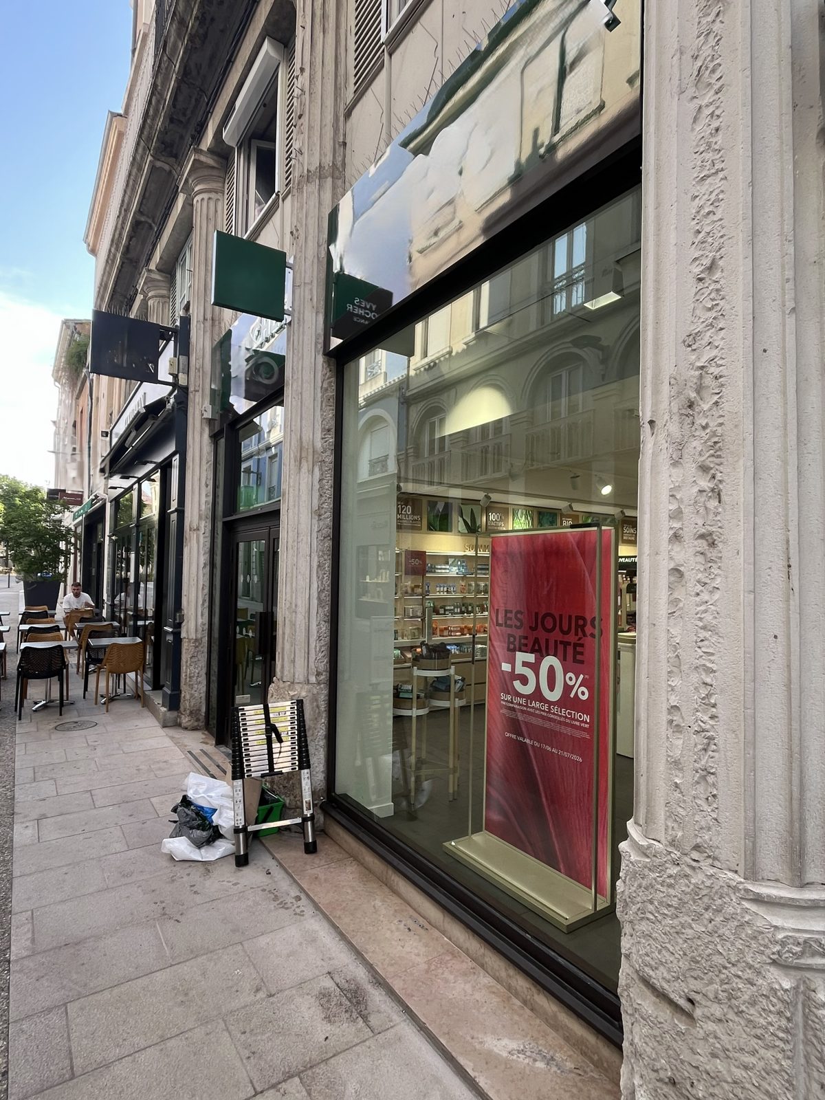 Vitrine de magasin dégagée et vitres propres après intervention Effet Miroir 26