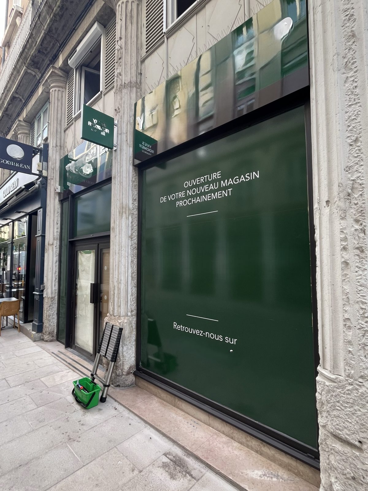 Vitrine de magasin recouverte de vitrophanie avant intervention