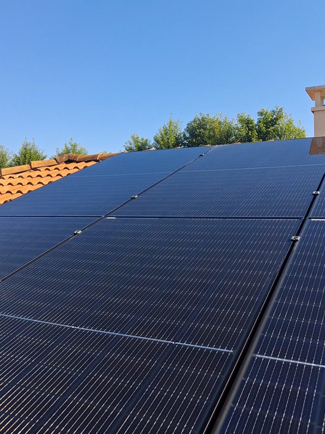 Panneaux solaires propres après nettoyage Effet Miroir 26