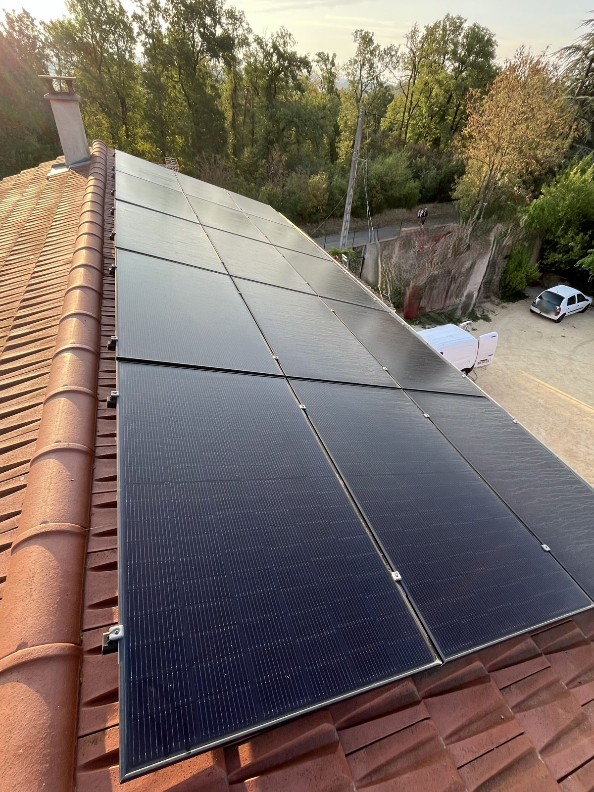 Panneaux solaires sur toiture en tuiles après nettoyage à Beaumont