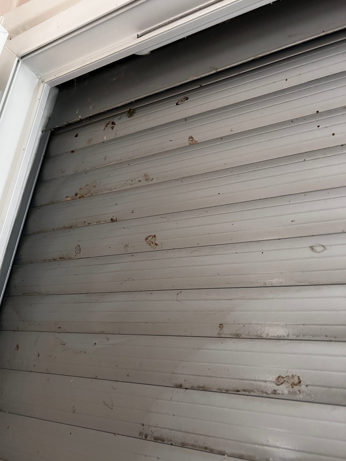 Volet roulant aluminium très encrassé avant nettoyage